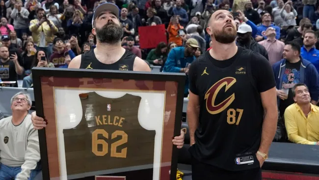 Travis y Jason Kelce se roban el show en el Cavaliers vs Celtics en la NBA