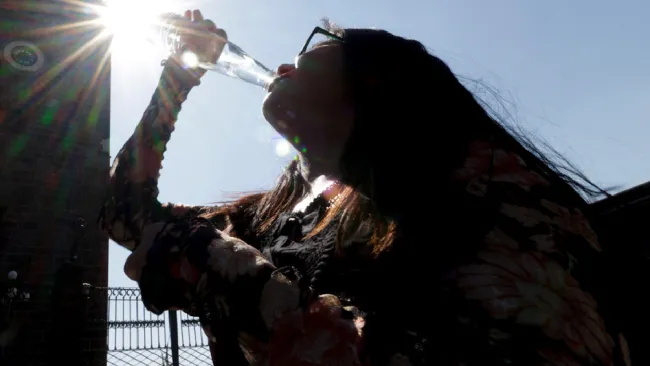 Se pide a la población no exponerse por mucho tiempo bajo los rayos solares.