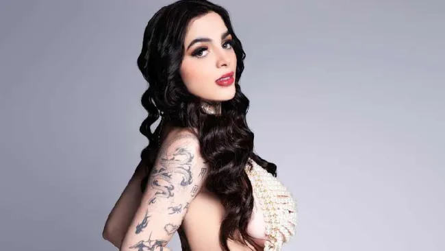 Karely Ruiz pide ayuda para escoger el mejor tatuaje con su rostro; el ganador se llevará 200 mil pesos