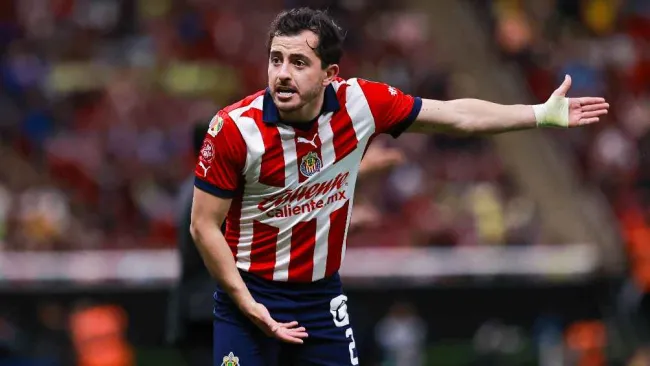 ¿Alan Mozo le aventó botella a Chicote Calderón en el Clásico?