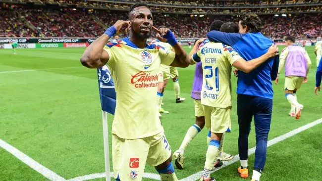 Concacaf investigará comentarios racistas en contra de Julián Quiñones en el Clásico Nacional