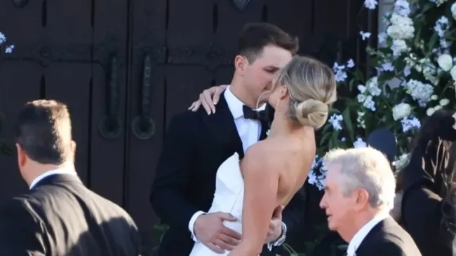 Los novios besándose en la boda 