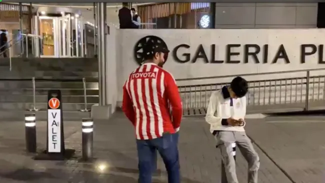 Chivas fue recibido en hotel de concentración por solo dos aficionados