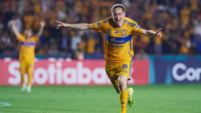 Marcelo Flores celebra el primer gol del partido