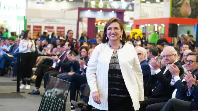 Xóchitl Gálvez es captada pegando su chicle... otra vez