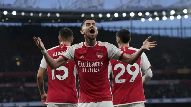 Declan Rice aclara la misteriosa mancha café en sus shorts durante el último partido