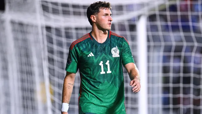 Santiago Giménez se sincera sobre su bajo rendimiento en el Tri: 'Es un cambio drástico'