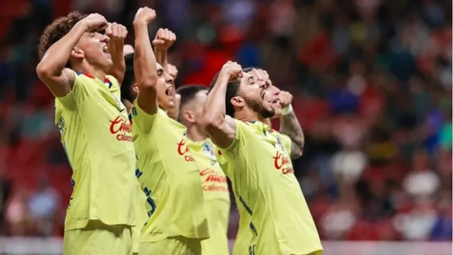 Henry celebrando un gol durante un Clásico Nacional