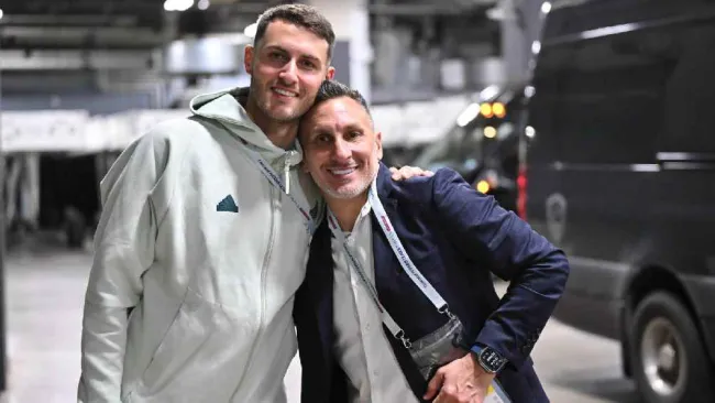 Chaco Giménez 'defiende' la reacción de Santiago Giménez: 'Es algo normal'