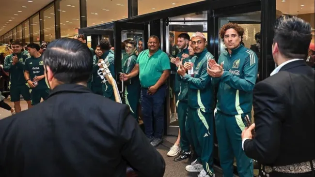 Selección Mexicana recibe serenata en hotel de concentración antes de la Final ante EU