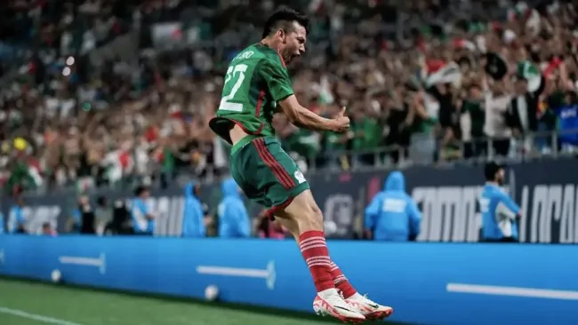 Lozano hablo sobre lo que se le exige a los mexicanos en el futbol europeo