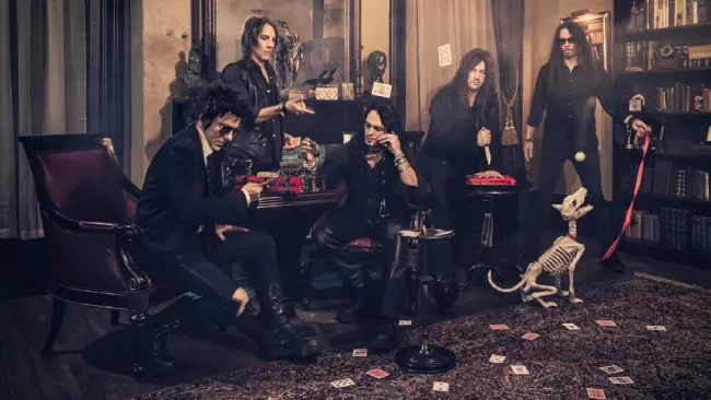 El grupo de heavy metal acepta que su cantante debe recuperarse, pero ellos deben de seguir en los escenarios.