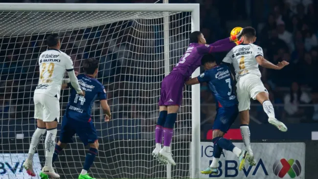 ¿Y el VAR? Felipe Ramos Rizo exhibe penal no marcado a favor de Pumas, se salva Cruz Azul