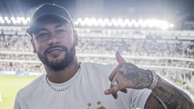 El futbolista en el estadio viendo a Santos 