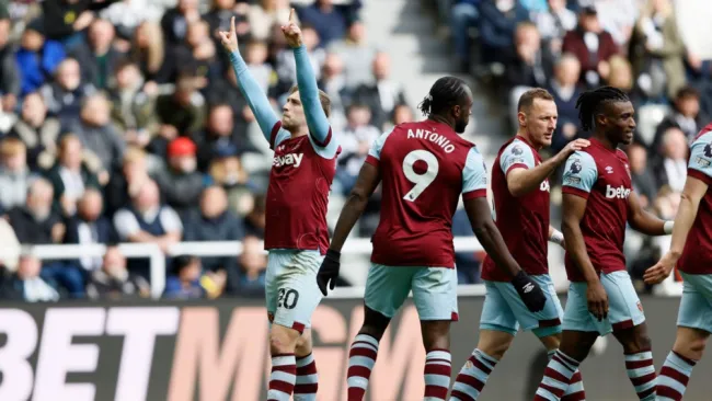 Festejo de los Hammers en partido 