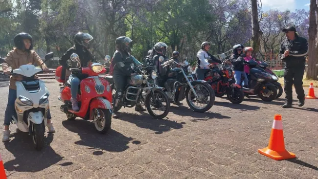 Al final del curso, la Semovi te regala un casco certificado.