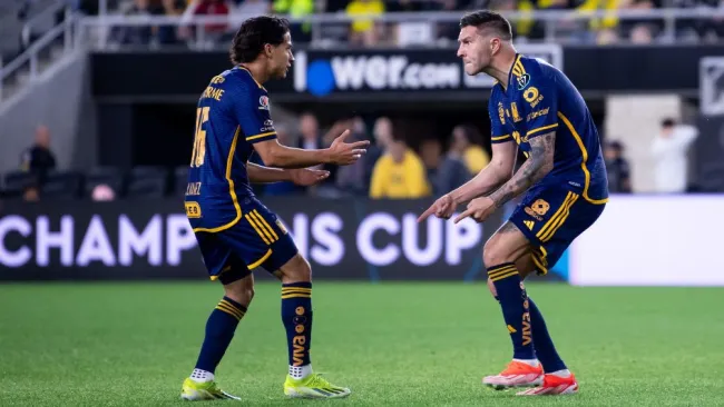 Gignac y Lainez celebran el primer gol del partido