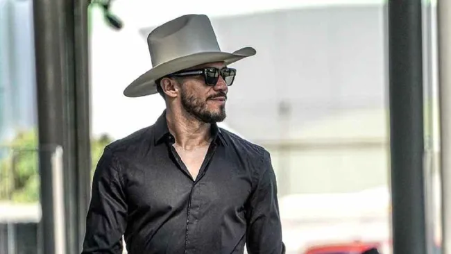 ¡Tremendo outfit! Henry Martin presume atuendo inspirado en Carin León