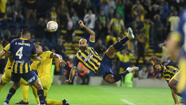 Luca Martínez Dupuy vio acción en la victoria de Rosario Central sobre Peñarol