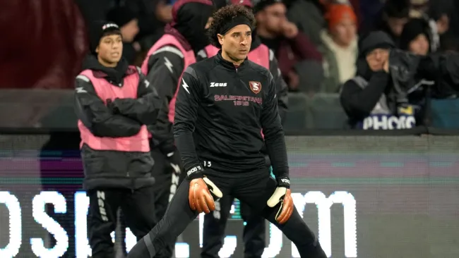 Guillermo Ochoa va a la banca del Salernitana en partido frente a Sassuolo