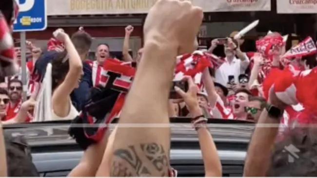 La pareja de recién casados celebra con los aficionados del Athletic