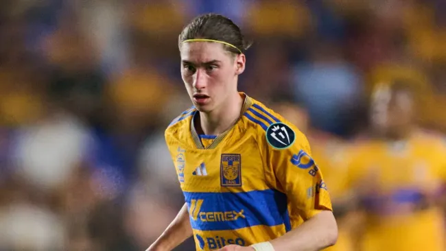 ¡Alarmas encendidas! Marcelo Flores fue retirado del juego contra Columbus en camilla