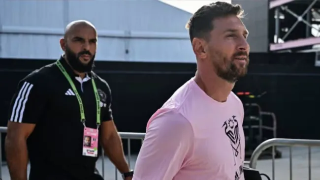 Cheuko junto a Lionel Messi