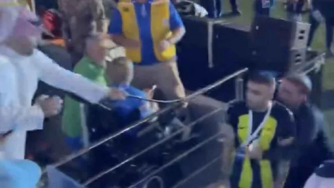 Detienen a aficionado que agredió a futbolista de Al Ittihad con un látigo