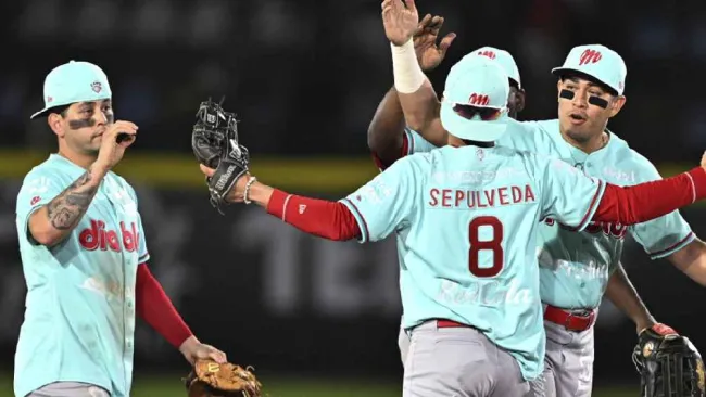 ¡Dominio escarlata! Los Diablos Rojos del México barren a los Pericos de Puebla en la serie inaugural
