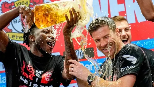 Jugadores de Leverkusen bañaron de cerveza a Xabi Alonso