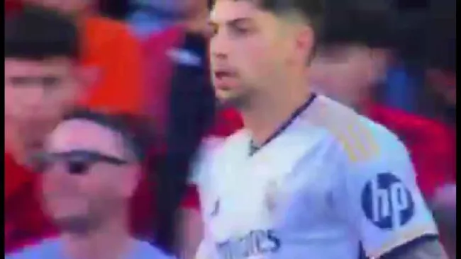 ¿Vestidor roto? Federico Valverde y Brahim Díaz se 'enganchan' en pleno partido