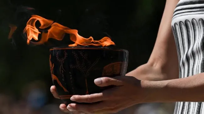 La ceremonia del encendido de la llama olímpica es un evento simbólico que marca el inicio de los Juegos Olímpicos. La tradición se remonta a los antiguos Juegos Olímpicos de la Grecia antigua, donde se encendía una llama en el altar de Hera, en Olimpia, y se mantenía encendida durante toda la duración de los juegos. Este martes se encenderá la ciudad de Olimpia, en el altar de Hera, frente al Templo de Zeus y esta ceremonia es el inicio del recorrido de la antorcha que terminará llegando a París para el e