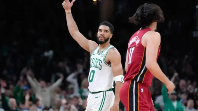 Con su triple-doble Tatum guía victoria de Celtics ante Heat