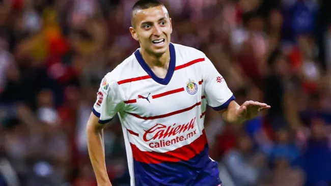 Roberto Alvarado celebra tras anotar un golazo ante el Atlas