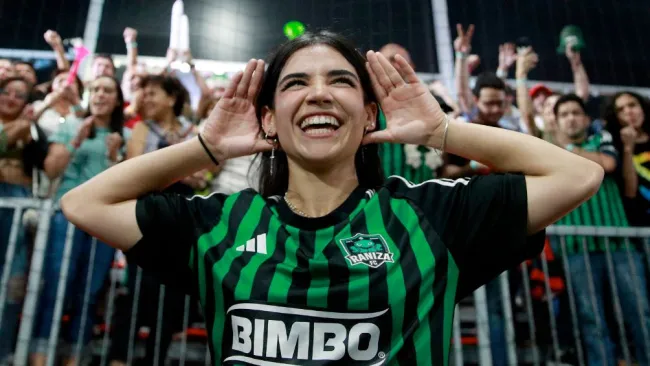 Alana Flores festejó como Chicharito