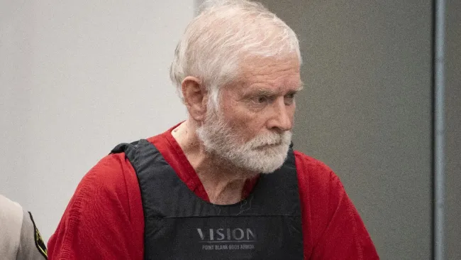 George Alan Kelly afirma que disparó al aire para alejar a un grupo de migrantes de su propiedad.