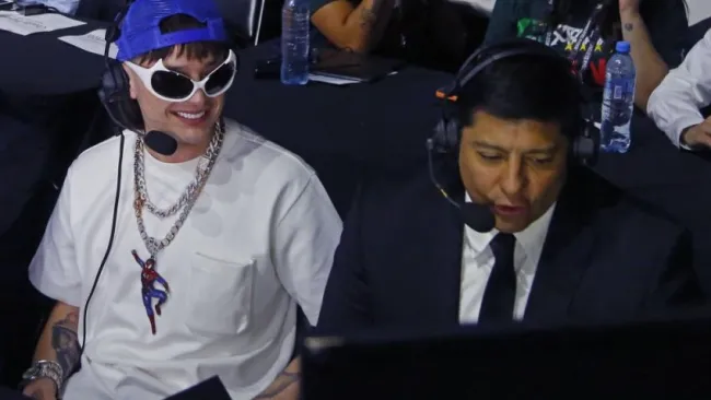 Peso Pluma acompañaría a Canelo Álvarez