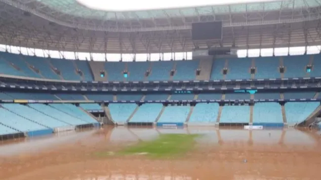 La cancha cubierta completamente por el agua 
