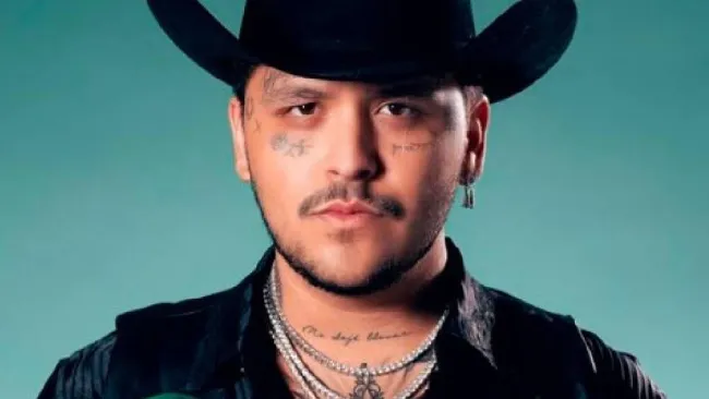 El cantante Christian Nodal publicó fotos en Instagram mostrando su rostro sin tatuajes