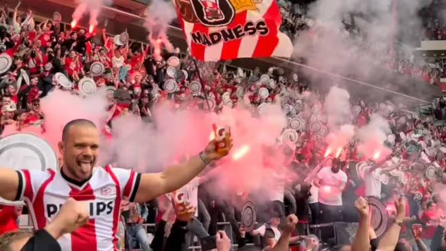 Los festejos en la tribuna del estadio 