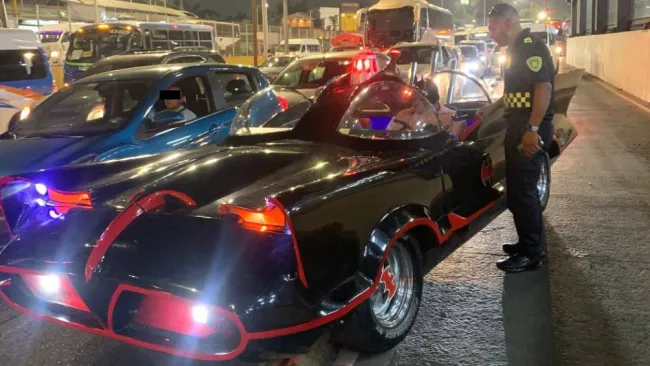 El conductor tuvo que entregar sus papeles para otorgarle su infracción.