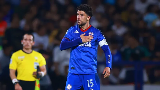 Rivero celebra el primer gol de Cruz Azul ante Pumas