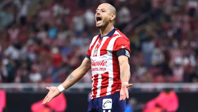 Compañeros de ‘Chicharito’ Hernández en Chivas no entienden sus movimientos en la cancha