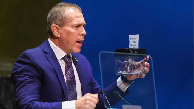 Embajador de Israel destruyendo carta de la ONU