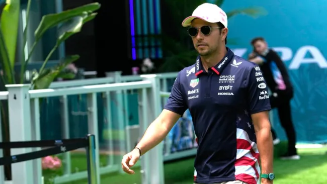 ¡Faceta de padre! 'Checo' Pérez fue captado en partido de futbol de su hijo