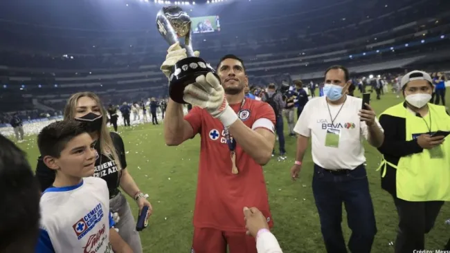 Corona celebrando el campeonato celeste