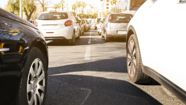 Si tu vehículo es de engomado rojo y terminación de placas 3 y 4 no podrás circular.