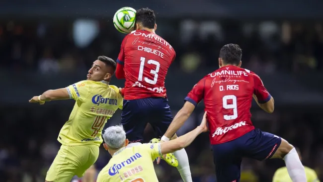 Momento exacto del remate de Chiquete 