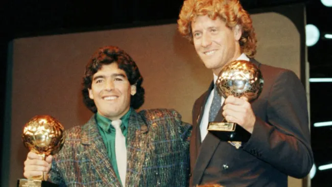 Herederos de Maradona piden frenar subasta del Balón de Oro de México 86; afirman que fue robado