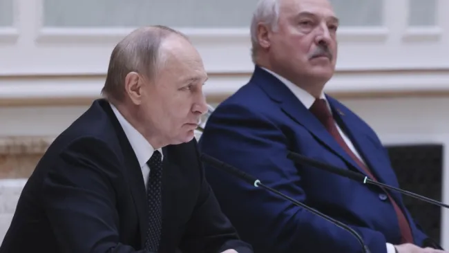 El presidente ruso, Vladimir Putin, izquierda, y el presidente bielorruso, Alexander Lukashenko, hacen una declaración conjunta tras las negociaciones ruso-bielorrusas en el Palacio de la Independencia en Minsk